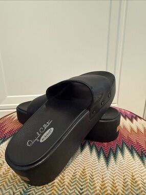 New Dr. Scholl's Black Platform Slide Clogs with Rivet Detail